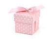Dekoratyvinės dėžutės skanėstams, rožinės su baltais taškeliais ir rožinės spalvos kaspinėliu, 5,2x5,2x5,2 cm, 1 dėž/50 pak (1 pak/10 vnt)