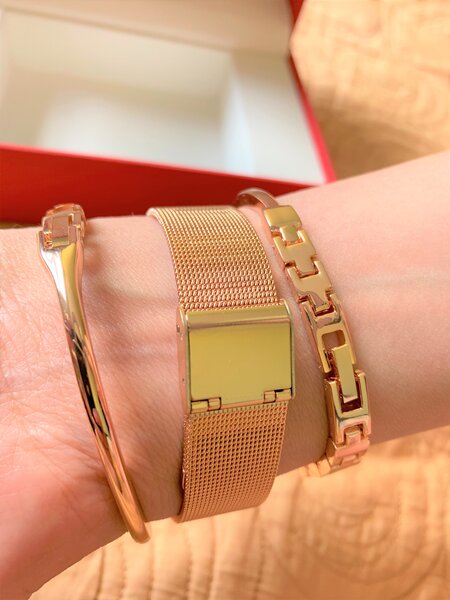Aukso spalvos dovanų rinkinys moterims Excellanc laikrodis ir dvi apyrankės